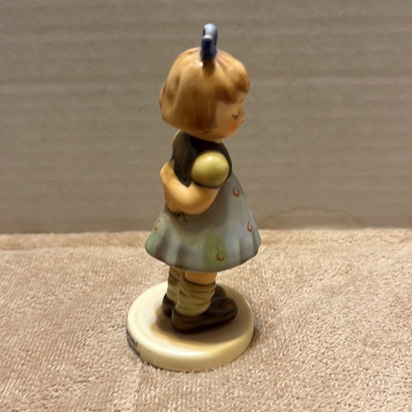 Goebel Hummel collector Club in box “Two Hands, One Treat” #493 Figurine - Picture 5 of 11